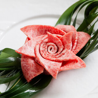 【誕生会や記念日にも】花の形に盛りつけたお肉の演出でお祝いを