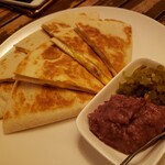 Mexican Dining Otra - ツナとチーズのケッサディア