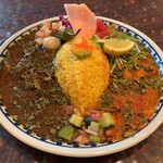 240 - 合いがけカレーの別角度から、食欲をそそる感じでてますね。レモンはお好みで。