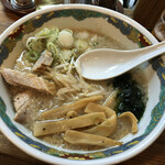 特麺コツ一丁ラーメン - おつまみ残りを投入