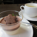 三日月 - チョコレートのババロワとカモミールティー