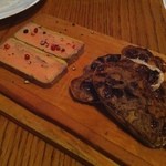 肉ナリ焼クナリ - フォアグラのテリーヌとレーズンパン