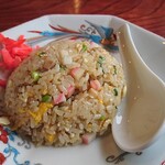 横浜ラーメン - チャーハンには紅生姜は欠かせません。えーと、あとスープも欠かせません。鶏がらベースの醤油ラーメンのスープじゃなきゃ駄目。以前「天下○品」さんでチャーハン頼んだらお吸い物が付いてきましたが合いません。