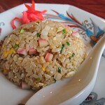 横浜ラーメン - セットの「半チャーハン」(¥300-税込)が出来ました。これが美味いのだ。無意識のうちにお顔がチャーハンにどんどんと近づいちゃう。まるで創作中の棟方志功先生のように…。夢中になって食べちゃいます。