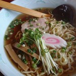 横浜ラーメン - かいわれ大根が特徴的です。支那竹も丁度良い堅さ、丁度良い塩味。チャーシューはわたし好みのやつです。肉々しくて堅くない。鳴門巻は1枚。麺はやや縮れ中細麺。