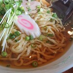 横浜ラーメン - スープをご覧くださいませ。黄金色したクリアなスープ。