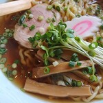横浜ラーメン - こういうの。こういうのがラーメンなんだよな。昭和のテレビ漫画「オバケのQ太郎」で「ラーメン好きの小池さん」が食べてたやつ。注)ちなみにその頃はまだかいわれ大根は流通してませんでした。