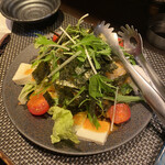 炭火焼料理 和元 - 水菜と豆腐の和風サラダ