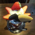 CAFE めがね書房 - ばくばく苺パフェ