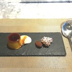 La Brianza - 濃厚かぼちゃプリンシナモンアイスクリーム添えと小菓子(ブルッティマブオーニとヘーゼルナッツのショコラ)。こっくり濃厚なんだけど甘さナチュラルなおいしさ大好き☆ ちょっぴり久しぶりおいしかった～