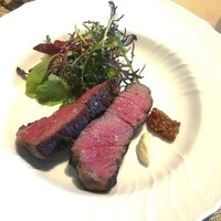 La Brianza - 鹿児島県黒毛和牛サーロイン サカエヤ熟成牛の炭火焼き粒マスタードとホースラディッシュ添えて。ジューシーで味わい濃く深く、本当においしい。たまに食べたくて、お値段張ってもリピートしています。