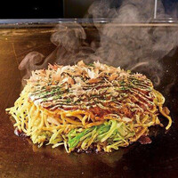 広島焼（黒豚、小海老、イカ、すじコンニャク、そば麺）