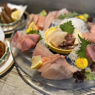 豊浜漁港の地魚を使い、様々なお料理でおもてなしいたします