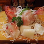 刺身盛り合わせ中　上から時計回りにキンキ、タコ、ヤリイカ、クロダイ　700円