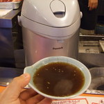 さっぽろジンギスカン - 食べ終わるとポットが出てきます。ジャスミン茶でつけだれを割ります。