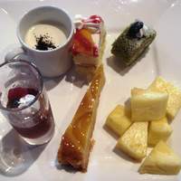 イル・ミラジィオ - 黒酢入りミックスベリーのゼリー＆タルトノア＆コーヒー風味のパンナコッタ＆黄桃入りショートケーキ＆抹茶のロールケーキ