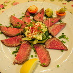 孫吉 - 牛タタキ（880円）