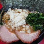 家系ラーメン王道 いしい - ノーマルのチャーシューは玉ねぎに隠れてます