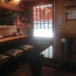 家庭料理 三福 - テーブル席からカウンターを臨むと。。。