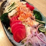 まぐろ丼　加一 - マグロと１０種類の野菜サラダ