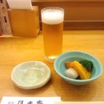 Sushi Tsukiji Nihonkai - まずはグラスビール。おとおしは炊き合わせ。