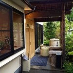 まぐろ丼　加一 - 外にある喫煙所