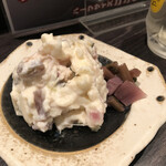 ご当地居酒屋アネッソ - ポテトサラダ。名前忘れたけど、地元の漬物が混ぜ込んであって、独特の香りが楽しめます。普通に美味しいです。