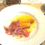 La Brianza - フランス産ホワイトアスパラガスのフリットにたっぷりミモレットチーズとイベリコベジョータ添え。旬の極太ホワイトアスパラガス歯触り楽しく、チーズの香りコク。とろけるイベリコベジョータの旨み、贅沢だわ～