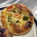 アールベイカー インスパイヤード バイ コートロザリアン - 彩り野菜とアボカドクリームのパン