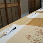 Shokusai Minamikaze - きれいなカウンターに、かわいいテーブルマット。
