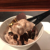 ラトリエ ドゥ ジョエル・ロブション - Ｍｅｎｕ Ｂ ６０５０円（総額）。なめらかなショコラのガナッシュ。このひと匙に、色んな味や食感のチョコレートがたっぷりです。とーっても美味しくいただきました（╹◡╹）（╹◡╹）