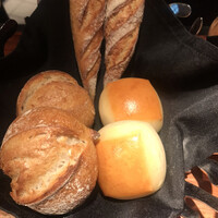 ラトリエ ドゥ ジョエル・ロブション - Ｍｅｎｕ Ｂ ６０５０円（総額）。パン３種。うーん。。。バターもオリーブオイルも説明もなしです