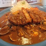 カレーハウス アパッチ - シーフードカレー 750円、トッピング ポークカツ 250円(全て税込)