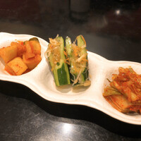 東京焼肉 平城苑 浅草総本店 - キムチ3種盛　950円