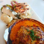 ザ テラス - 魚や海老がたくさん乗ったサラダと、
            ギリシャ料理「ムサカ」！