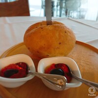 ザ テラス - 自家製パンとパプリカ＆トマト＆オリーブのソース