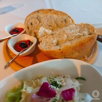 ザ テラス - パリッとした表面のパンをナイフで割ると、
                    ホクホク～フワフワのパンで、凄い美味しい(≧∀≦)