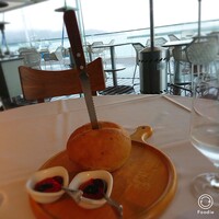 ザ テラス - こんな感じで運ばれてきます。
                    実際見るとパンも大きく迫力あり！