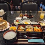 広東料理セレブリティクラブ　セラリ迎賓館 - [料理] 朝の中華定食 全景♪Ｗ ③ (点心 蒸籠の蓋を取った所)