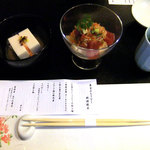 あけみ寿司	 - お魚とグレープフルーツの和え物(右)　胡麻豆腐、サーモンとともに(左)