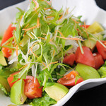 よかにせ - アボカドとトマトロメインレタスのシーザーサラダ