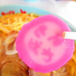 ラーメン さんぱち - 味噌ラーメン　８５０円（税込）のさんぱちナルトのアップ【２０２０年４月】