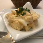 トラットリア メッツァニィノ - 前菜のポテトと玉子のサラダ、アンチョビ風