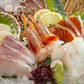 市场直送的鲜鱼引以为豪。您可以品尝到大约8种刺身。