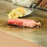 鉄板焼 後藤 - 肉の調理開始