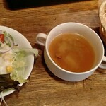 Torattoria Matsumoto - ランチに付くスープとサラダ、バゲット