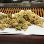 八馬天 - 海老かき揚げ　揚げたてを4つに割ってくれました