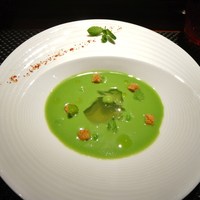 ラトリエ ドゥ ジョエル・ロブション - なめらかなプティ･ポワの冷製ヴルーテを爽やかなミントのジュレと共に