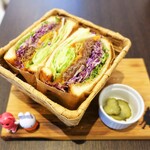 ドッグカフェ ルデイ - 国産牛100%のチーズバーグサンド　￥1,000