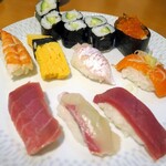 Uogashi Sushi - 上寿司￥1100　天然生本鮪 赤身、天然生本鮪 中とろ、鯛、いくら、サーモン、かんぱち、海老、玉子、かっば巻き（1本）